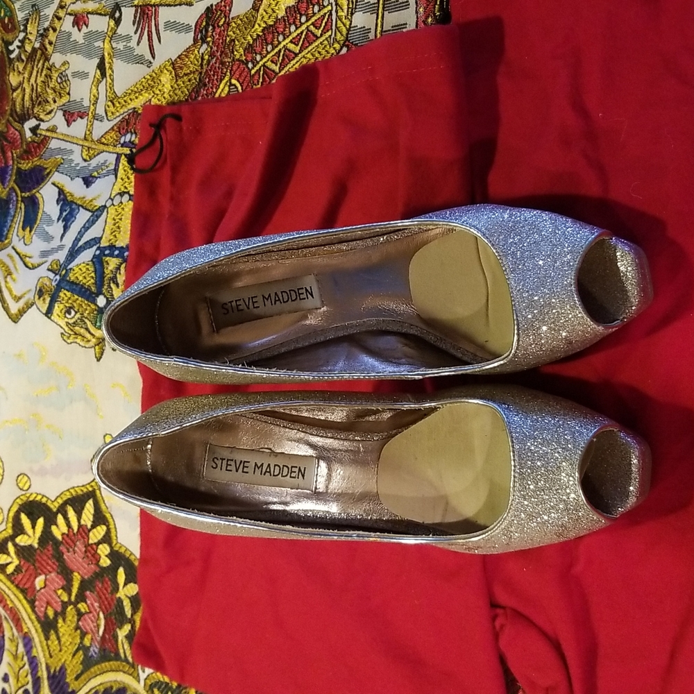 Shoes gold metallic